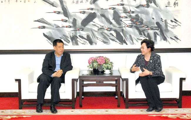 公安部出入境管理局鄭百崗局長一行到訪集團(tuán)（圖）