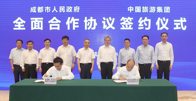 銳平書記會(huì)見中國(guó)旅游集團(tuán)董事長(zhǎng)萬(wàn)敏并出席簽約儀式7_副本.jpg