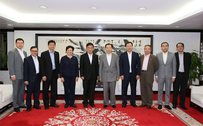 張學(xué)武董事長(zhǎng)、姜巖總經(jīng)理會(huì)見(jiàn)中銀香港前總裁和廣北先生（圖）