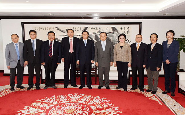 集團張學(xué)武董事長、姜巖總經(jīng)理會見雲(yún)南省委副書記、省長陳豪一行（圖）