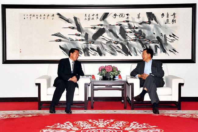 集團(tuán)張學(xué)武董事長(zhǎng)會(huì)見汕尾市人民政府代市長(zhǎng)楊緒松（圖）