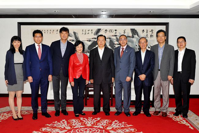 集團(tuán)張學(xué)武董事長會(huì)見葉劉淑儀女士（圖）