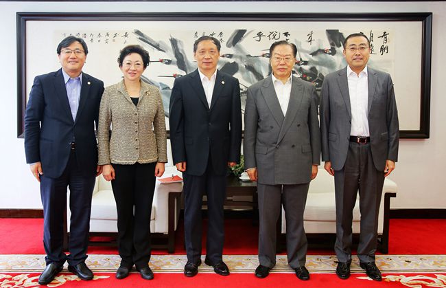 集團(tuán)領(lǐng)導(dǎo)與國家旅遊局局長李金早一行舉行會談（圖）